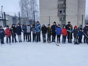 Соревнования по хоккею с мячом среди дворовых команд прошли на территории общественного пространства в районе дома №64 на улице Чкалова